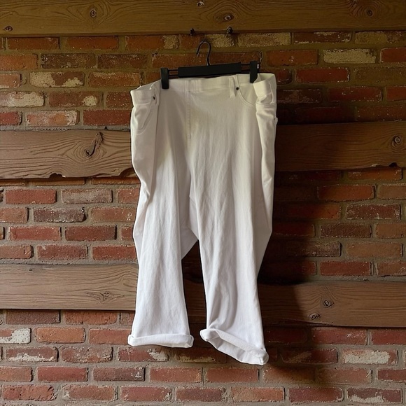 Terra & Sky Crisp White Capris - Picture 1 of 6
